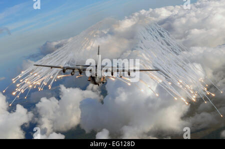 Un U.S. Air Force AC-130U Spooky "gunship" du 4e Escadron d'opérations spéciales du largage des fusées éclairantes au-dessus d'une région près de Hurlburt Field, en Floride, le 20 août 2008. Les fusées sont une contre-mesure pour les missiles de recherche à la chaleur qui peut être lancé à l'aéronef durant des missions. Airman Senior Julianne Showalter Banque D'Images