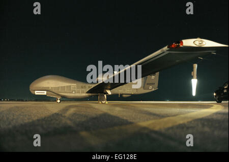 Un RQ-4 Global Hawk se situe sur la piste avant de commencer une mission de nuit. L'avion sans pilote est, et est utilisé pour capturer les images de haute altitude. La U.S. Air Force photo/John Schwab Banque D'Images