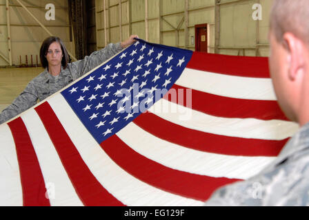 Le sergent d'Amanda Hibbler, 8e Escadre de chasse, Judge Advocates et Senior Airman Jeremy Merritt, 8e Escadron de maintenance, présenter le drapeau américain dans le cadre d'une cérémonie de pliage du drapeau, tout en participant à la pratique de la garde d'honneur à Kunsan Air Base, République de Corée, le 03 juin 2009. Kunsan's sur la garde d'honneur les cérémonies allant des cérémonies de passation de commandement à la retraite. par Jason SSgt Colbert Banque D'Images