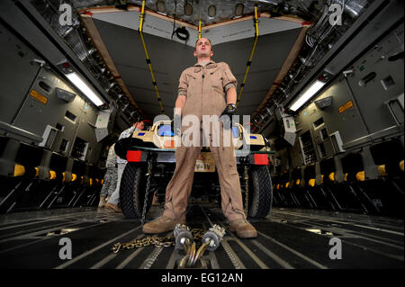 U.S. Air Force Senior Airman Wesley loadmaster Springs prépare pour guider dans une jeep égyptienne à bord d'un C-17 Globemaster au Caire, l'Égypte le 17 octobre 2009 pour l'exercice Cobra. Airman Senior Springs est affecté au 15 Escadron de transport aérien, Charleston AFB, L.C. (Iron Cobra est un exercice multinational dans lequel le personnel de la Force aérienne des États-Unis enseigner comment égyptien pour peser la charge des véhicules et des aéronefs de l'Armée de l'air. Photo par : Sergent Russ Quinton Banque D'Images