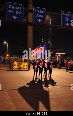 La 148e Escadre de chasse sur la garde d'honneur laisse plus de 100 aviateurs dans la 51e assemblée annuelle de la ville de Noël Parade du Nord le 20 novembre 2009 à Duluth, au Minnesota, Les aviateurs, à partir de la 148e Escadre de chasse de la Garde nationale aérienne du Minnesota, se sont portés volontaires pour participer à la ville de Noël de la Parade du Nord depuis des décennies. Tech. Le Sgt. Brett R. Ewald Banque D'Images