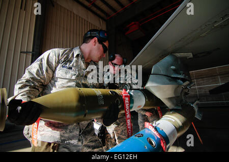 Les cadres supérieurs de l'US Air Force Airman James Mullen à gauche et le sergent-chef Keith Williams dès le New Jersey Air National Guard's 177e Escadre de chasse Fixez le groupe de contrôle de l'ordinateur à une GBU-12 Paveway II monté sur un F-16C Fighting Falcon sur le premier jour de la charge annuelle de la concurrence de l'équipage le 9 janvier à l'Atlantic City Air National Guard Base, au New Jersey. Mullen et Williams sont les spécialistes des systèmes d'armement d'aéronefs affectés au 177e Escadron de maintenance des aéronefs. Tech. Le Sgt. Matt Hecht Banque D'Images