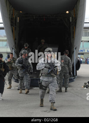 Aviateurs de la 621e Escadre de réponse d'urgence Joint Base McGuire-Dix-Lakehurst, New Jersey, N.J., écarter un Little Rock Air Force Base C-130 à l'Aéroport International de Port-au-Prince, Haïti, 14 janvier pour soutenir les efforts de secours du séisme en Haïti. La 621e CRW aviateurs sont hautement spécialisés pour ouvrir rapidement des aérodromes et établir, développer, soutenir et coordonner les opérations de mobilité aérienne. Les missions de guerre de secours en cas de catastrophe, la 621e étend la portée de l'Air Mobility Command dans le déploiement de personnel et d'équipement à travers le monde Photo par le sergent de l'USAF. Tchad Chisholm Banque D'Images