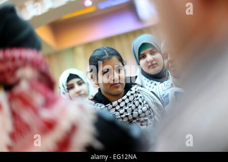 Ramallah, Cisjordanie, territoire palestinien. Feb 13, 2015. 14 palestiniens-year-old schoolgirl Malak al-Khatib est accueilli par des parents lors d'une cérémonie après sa libération d'une prison israélienne, dans la ville de Ramallah, en Cisjordanie, le 13 février 2015. Israël, dont l'incarcération Malak libéré il y a six semaines pour l'intention d'attaquer les Israéliens sont devenus le foyer de colère face à l'arrestation d'enfants dans les territoires occupés. Malak a été arrêté sur son chemin du retour de l'école le 31 décembre, et un tribunal militaire a par la suite été emprisonné pendant deux mois. Selon l'accusation qu'elle avait ''ramassa une pierre'' pour thr Banque D'Images