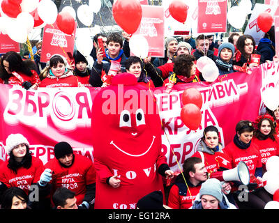 Kiev, Ukraine. Feb 13, 2015. Partisipants d'action -- le 13 février 2015 à Kiev, Ukraine, a célébré le Jour de la condom. Par l'action symbolique a été rejoint non seulement par des bénévoles, mais aussi des étudiants des universités de Kiev. Dans le centre de passants distribué 20 000 préservatifs. Ce chiffre est symbolique, environ le même nombre d'ukrainiens s'inscrit chaque année comme le VIH-positif. Crédit : Igor Golovnov/Alamy Live News Banque D'Images