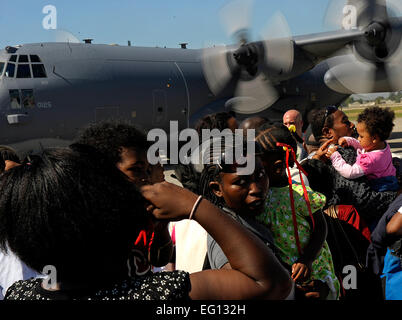 Les citoyens américains vivant en Haïti attendent d'être évacués de Troussaint Louverture, aéroport, Haïti, le 15 janvier 2010. Le séisme qui a dévasté une grande partie de la capitale, Port-au-Prince. par Master Sgt. Russell E. Cooley IVReleased Banque D'Images