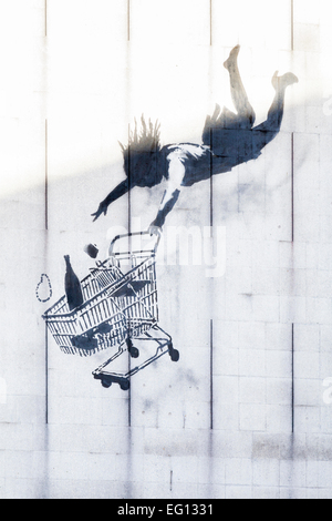 L'artiste de rue britannique Banksy stencil du shopper montrant une femme et de chariots, chutes de hauteur à Mayfair, Londres Banque D'Images