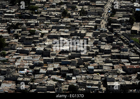 Une vue aérienne du centre-ville de Port-au-Prince le 16 janvier 2010 en Haïti. Faire passer les refuges sont érigés à l'extérieur tout au long de la dévastation. Le sergent-chef. Jeremy Lock Banque D'Images