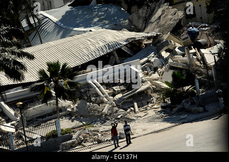 Une vue aérienne du centre-ville de Port-au-Prince le 16 janvier 2010 en Haïti. Faire passer les refuges sont érigés à l'extérieur tout au long de la dévastation. Le sergent-chef. Jeremy Lock Banque D'Images