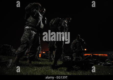 Les soldats de l'armée américaine de la 688th Port rapide, de Fort Eustis, Va., préparez-vous à bord d'une réserve de l'US Air Force C-17 Globemaster III à l'appui des efforts de secours du séisme en Haïti à Langley Air Force Base, Va., Jan 16, 2010. Le C-17 est l'équipage du 729e Escadron de transport aérien, mars Air Reserve Base, en Californie, qui ont participé à l'opération réponse unifiée. Le s.. Jacob N. Bailey Banque D'Images