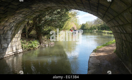 Burghfield Bridge No 14 sur le Kennet and Avon Canal -1 Banque D'Images