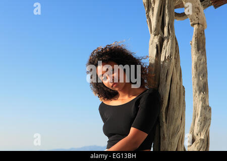 Grèce un young mixed race girl posing en vacances Banque D'Images