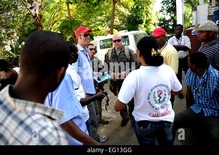 Le sergent-chef de l'US Air Force. Jason Douville du 1er SOSS hors de Hurlbert Field, FL., des entretiens avec le personnel médical de l'Hôpital St Michael lors d'une étude de site médical à Jacmel, Haïti le 17 janvier 2010. Jacmel est situé sur l'autre côté d'Haïti avec une population urbaine de 50 000. Leur hôpital a été détruit par le tremblement de terre et sont le traitement des patients à l'extérieur de l'hôpital. Environ 350 personnes ont perdu la vie à Jacmel en raison du tremblement de terre d'après Emmet Murphy Chef de partie ACDIL VOCA. Le sergent-chef. Jeremy Lock publié Banque D'Images