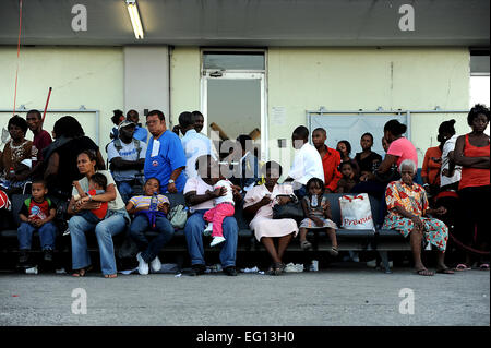 Les citoyens attendent d'être évacués de l'aéroport international Toussaint Louveture, Port-au-Prince, Hati le 17 janvier 2010. Hati a été frappé par un tremblement de terre qui a rasé une grande partie des pays de l'infrastructure. Le sergent-chef. Jeremy Lock Banque D'Images