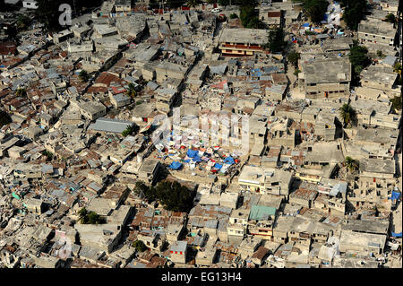 Une vue aérienne du centre-ville de Port-au-Prince le 17 janvier 2010 en Haïti. Faire passer les refuges sont érigés à l'extérieur tout au long de la dévastation. Le sergent-chef. Jeremy Lock Banque D'Images