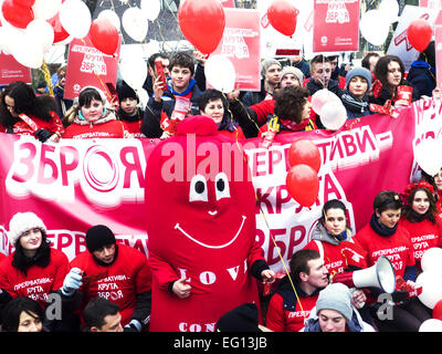 13 février 2015 - Partisipants d'action -- le 13 février 2015 à Kiev, Ukraine, a célébré le Jour de la condom. Par l'action symbolique a été rejoint non seulement par des bénévoles, mais aussi des étudiants des universités de Kiev. Dans le centre de passants distribué 20 000 préservatifs. Ce chiffre est symbolique, environ le même nombre d'ukrainiens s'inscrit chaque année comme le VIH-positif. © Igor Golovniov/ZUMA/Alamy Fil Live News Banque D'Images