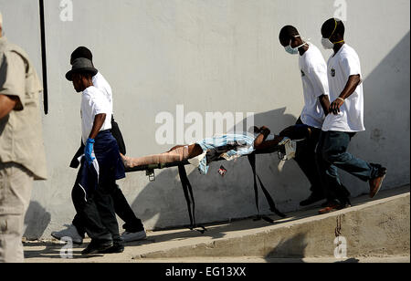 Un patient est transporté sur une civière à l'Hôpital général de Port-au-Prince, Haïti le 18 janvier 2010 après le séisme dévastateur qui a frappé la région le 12 janvier 2010. Le sergent-chef. Jeremy Lock publié Banque D'Images