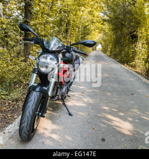 Monster moto dans un tunnel naturel jaune vert Banque D'Images