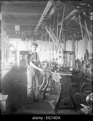 Photographie, c1910 ancien machiniste garçon à machine shop, probablement dans le Massachusetts, aux États-Unis. Banque D'Images