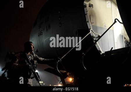 Le sergent de l'armée américaine Cory Hall, fantassin, 82d Airborne Division, 2e Brigade, un bataillon de troupes spéciales, attend à bord d'un C-17 Globemaster III avant d'une mission à Haïti dans le cadre de l'opération réponse unifiée, le 22 janvier 2010. Le s.. Lancaster d'argile Banque D'Images