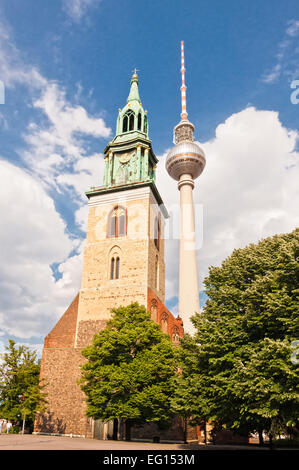 BERLIN, ALLEMAGNE - 08 juin 2013 : les touristes à l'église Saint Nicolas à Berlin, Allemagne. C'est la plus ancienne église à Berlin et a été o Banque D'Images