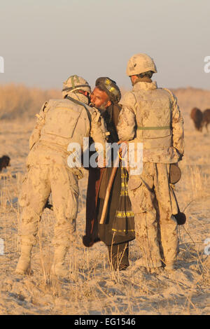 Un soldat canadien et d'un interprète afghan salue sheppard près de Khadan Village, Afghanistan, Jan.25, 2010. Le s.. Christine Jones Banque D'Images