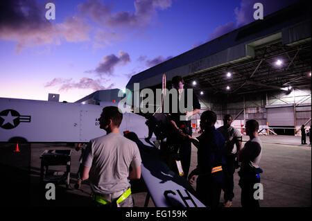 Le personnel de maintenance de l'US Air Force à partir de la maintenance des aéronefs 432e Sq., Creech Air Force Base, Nevada conduite après un vol à l'entretien d'un RQ-1 Predator à Aeropuerto Rafael Hernandez en dehors de Aguadilla, Porto Rico le 27 janvier 2010. Le RQ-1 systèmes pilotés à distance sont exploités à partir de Puerto Rico à l'appui de l'opération réponse unifiée en Haïti. Aviateurs de Creech Air Force Base, Las Vegas, Nevada fournissent 24 heures sur 24, des animations vidéo en temps réel aux organismes internationaux de secours sur le terrain afin d'accélérer l'aide humanitaire aux régions éloignées et régions du pays follow Banque D'Images