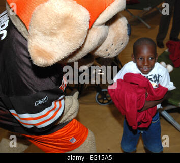 La mascotte des Cleveland Browns interagit avec Jacquese Zomarien Jayden Nazaire, 27 janvier 2010, à l'hébergement Centre d'accueil à Homestead Air Reserve Base, en Floride, le même jour Nazaire a été évacué d'Haïti. La visite des représentants de la Ligue nationale de football, aviateurs civils et des victimes du séisme à Homestead pour offrir les travaux de secours un répit des longues heures et aider alléger la gravité des efforts de secours. Aviateurs à Homstead ont accueilli plus de 3 000 visiteurs depuis le 26 janvier 2010. Tech. Le Sgt. Brian Bahret Banque D'Images