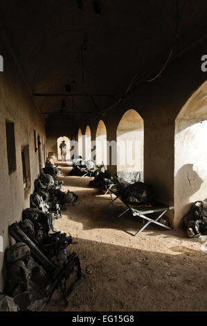 Des soldats américains avec la Compagnie Alpha, 1er Bataillon, 17e Régiment d'infanterie, dormir dans une maison de terre abandonnés au cours de l'opération araignée de l'Helmand, Badula Qulp, province de Helmand, Afghanistan, le 15 février 2010. Tech. Le Sgt. Efren Lopez Banque D'Images