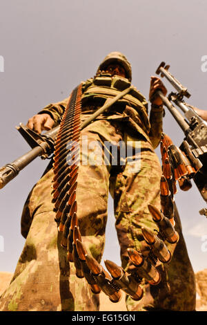 Un soldat de l'Armée nationale afghane assure la sécurité lors de l'opération dans Mostarak Badula Qulp, province de Helmand, Afghanistan, le 19 février 2010. Tech. Le Sgt. Efren Lopez Banque D'Images