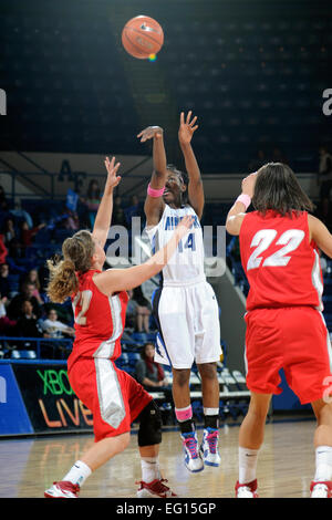 U.S. Air Force Academy, CO- Freshman guard Desiree Wilson monte pour le cavalier contre le Nouveau Mexique Lobos à Clune Arena le 20 février 2010. Les Falcons ont perdu 65-46. J. Rachel Spencer Banque D'Images