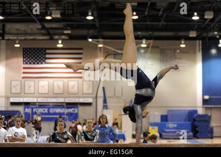 U.S. Air Force Academy, CO- Etre à Britany Calley effectue le faisceau pendant les faucons accueil tri-rencontrez contre le sud-est de l'État du Missouri et Seattle-Pacific dans le sport des cadets le 20 février 2010. Air Force s'est classé deuxième à la compétition par équipes avec un score de 188,00. Le sud-est de l'Illinois est arrivé en tête avec 194,05 et Seattle Pacific fini avec 187,075. par J. Rachel Spencer Banque D'Images