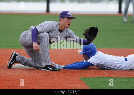 U.S. Air Force Academy, CO -- U.S. Air Force Academy première Garrett Custons glisse en toute sécurité dans la deuxième base comme TCU Jerome junior Pena prend le jeter. Les Falcons de perturber le cinquième rang des crapauds cornus 14-11 à Falcon Field le Mar 26. Air Force Photo par Rachel Boettcher Banque D'Images