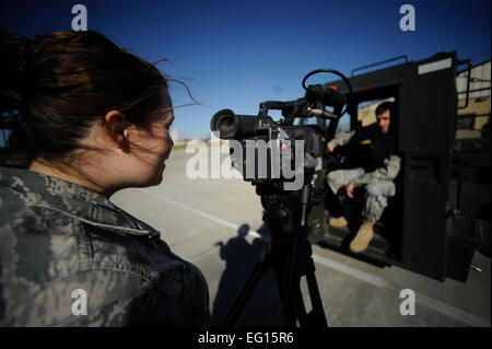 U.S. Air Force d'un membre de la 1re classe Haleigh Greer, un vidéaste de combat avec le 1er escadron de la Caméra de combat, Joint Base Charleston, S.C., procède à un entretien avec un membre de l'antenne de 3e Escadron de Port au cours de l'exercice commun de l'entrée forcée à base de la Force aérienne de Pope, N.C., le 28 avril 2010. JFEX est un outil primaire de la 82nd Airborne Division, de former des brigades pour des opérations de contingence. De nombreuses fois, JFEX est la dernière chance pour ces unités de se préparer avant d'assumer l'état "prêt" comme la "division-prêt." Le sergent-major de brigade. Kamaile O. Long Banque D'Images