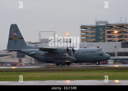 Une 133e Airlift Wing C-130 Hercules hurle sur la piste avec de l'eau au large de la streaming accessoires pendant le décollage de l'Asie du Sud-Ouest 6 Mai, 2010. Aviateurs du Minnesota Air National Guard 133e Airlift Wing sont déployés avec le Herc au sud-ouest de l'Asie dans le cadre de l'opération Enduring Freedom. Photo par Tech. Le Sgt. Erik Gudmundson Banque D'Images