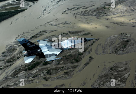 U.S. Air Force Le Capitaine Chris Lehto, un pilote de F-16 avec le 18e escadron agresseur, se prépare à une guerre aérienne simulée au cours de l'exercice Red Flag Alaska, 16 juin 2010. Plus de 1 300 personnes sont déployés ici pour l'exercice qui comprend des unités de deux partenaires militaires. L'exercice se terminera le 25 juin. Le s.. Lancaster d'argile Banque D'Images