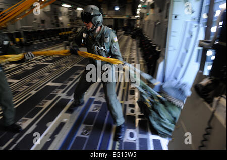 Tire un arrimeur parachute dans un C-17 Globemaster III le 16 juin dans le sud-ouest de l'Allemagne. Les soldats, aviateurs et marins ainsi que des soldats de la Belgique, l'Allemagne la Hongrie, la Grande-Bretagne, la Norvège et les Pays-Bas participent à des opérations aéroportées durant la Semaine internationale 2010 de saut. Le 435ème Groupe d'intervention d'urgence a organisé l'événement pour développer la confiance et les relations entre les alliés de l'Photo prise par le s.. Shawn Weismiller, Caméra de combat 1er SquadronReleased Banque D'Images