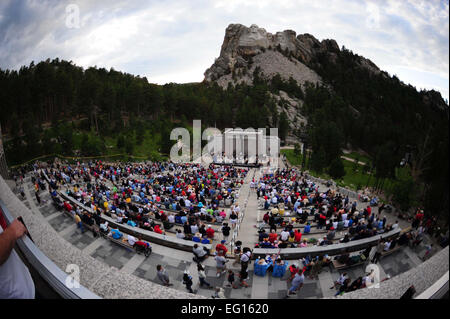 ELLSWORTH AIR FORCE BASE, S.D. - Les gens se rassemblent pour la célébration du Jour de l'indépendance 2010 à Mt. Rushmore National Memorial, le 3 juillet. Le mont Rushmore attire environ deux millions de visiteurs chaque année. Crochet Corey Navigant de première classe Banque D'Images