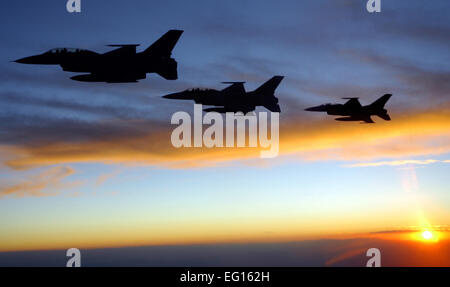 F-16s de la Pakistan Air Force mouche près un KC-135 Stratotanker après l'avitaillement au cours d'une mission d'exercice Red Flag 21 juillet 2010, à la base aérienne de Nellis, Nevada Environ 100 Pakistan Air Force F-16B pilotes et du personnel de soutien participent au drapeau rouge. Un membre de la 1re classe Daniel Phelps Banque D'Images