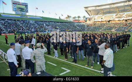 Le 369e Escadron de recruteur se sont réunis environ 180 Air Force retardé l'Enrôlement DEPPERS les troupes de Los Angeles, San Jose, Kern, et comtés d'Orange où ils ont été traités à un professionnel jeu de soccer Galaxy de Los Angeles, après avoir prêté serment d'engagement chez Home Depot Centre Sportif, 22 juillet 2010. Joe Juarez Banque D'Images