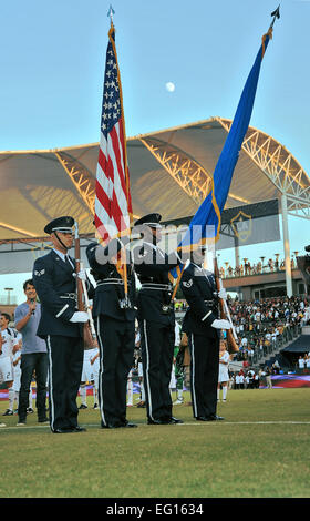 Garde d'honneur de mars Air Reserve Base effectuer avant le match. Le 369e Escadron de recruteur se sont réunis environ 180 Air Force retardé l'Enrôlement DEPPERS les troupes de Los Angeles, San Jose, Kern, et comtés d'Orange où ils ont été traités à un professionnel jeu de soccer Galaxy de Los Angeles, après avoir prêté serment d'engagement chez Home Depot Centre Sportif, 22 juillet 2010. Joe Juarez Banque D'Images