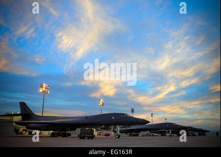 B-1B Lancers sont stationnés sur l'aire de Ellsworth Air Force Base. La réalisation la plus grande charge utile de deux armes guidées et non guidées dans l'Armée de l'air de l'inventaire, le multi-mission B-1 est la pierre angulaire de la force de bombardiers à long rayon d'action. Crochet Corey Navigant de première classe Banque D'Images