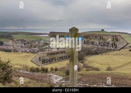 Panneau en bois de diriger les marcheurs et horseriders sur une colline bridleway et sentier du Dorset, Abbotsbury ci-dessus. Banque D'Images