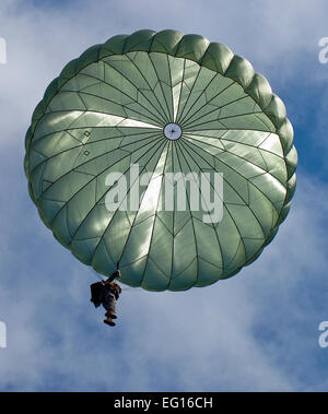 Un soldat de la 82e Division aéroportée provient d'un parachutage à partir de la 130e Escadre de transport aérien C-130 Hercules sur la zone de largage dans Klute Beach Hill, WV lors d'une manifestation pour les membres de la famille et du public local dans une opération conjointe de la 82nd Airborne Division et de la 130e Escadre de transport aérien Air National Guard Commande situé à l'aéroport Yeager à Charleston, Virginie occidentale. [Photo prise par /TSgt. Bryan G. Stevens] Banque D'Images