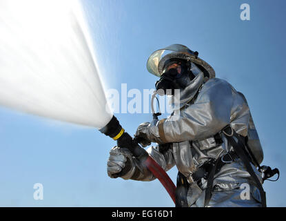 Le s.. Benjamen Morin, 19e Escadron de génie civil protection incendie chef d'équipe, une pulvérisation de l'eau d'une ligne à la main, connecté à un P19H camion à incendie. L'Air Force base compte 58 pompiers affectés et fonctionne 24 heures, sept jours par semaine. Le s.. Chris Willis Banque D'Images