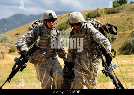 Le s.. Jesse Peterson et Senior Airman Aaron Davis Senior Airman Andrew Hlavacek transport à la sécurité lors d'un 7 jours formation en compétences de combat le 27 août 2010, à Hill Air Force Base, dans l'Utah. La formation était axée sur les compétences individuelles, l'aide et de soins et de contacts avec des scénarios de mise en scène des forces hostiles. Doskey Devin Navigant de première classe Banque D'Images