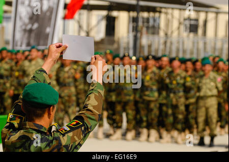 Un soldat de l'Armée nationale afghane contient jusqu'diistinguished son certificat d'études supérieures au cours de la 3e remise des diplômes à long terme serment cérémonie à Ghazi Centre d'entraînement militaire de Kaboul, Afghanistan. Au cours de la cérémonie 379 sous-officiers a obtenu son diplôme et s'est joint à l'Armée afghane. Le s.. Joseph Swafford Banque D'Images