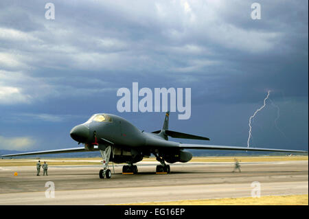 La foudre derrière un B-1B Lancer pendant un orage du soir, 9 septembre 2010, à Ellsworth Air Force Base, S.D. Ellsworth est le foyer de la 28e Bomb Wing qui possède une flotte de 28 B-1s. Les Aviateurs Corey Hook Banque D'Images