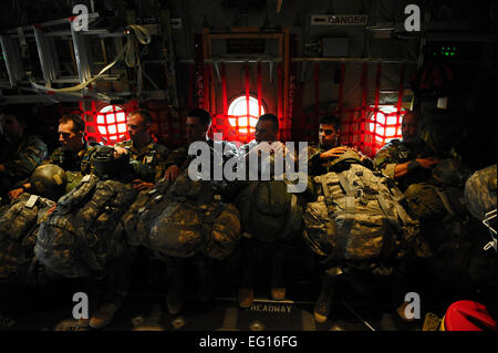 Armée de soldats du 2e Escadron, 38e Régiment de cavalerie de l'Équipe de surveillance à longue portée à partir de Fort Bliss, Texas, se préparent à mener une baisse du personnel pour l'exercice commun de l'entrée forcée à base de la Force aérienne de Pope, N.C. Tech. Le Sgt. DeNoris A. Monkeybone Banque D'Images