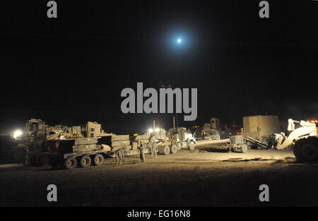 Les soldats de l'armée américaine de la 864 bataillon du génie, de l'équipe Animal, attribué à poste de combat Terminator, décharger l'équipement de construction lourde tout au long de la nuit après l'acheminement pour le district de Zhari, en Afghanistan, le 15 septembre 2010. Les sapeurs n'ont que 48 heures pour établir un périmètre défensif, et seulement six jours pour achever la construction de ce nouveau poste de combat dont l'emplacement stratégique de la coalition devraient permettre d'aider les forces de sécurité afghanes de perturber les opérations des talibans et permettre le mouvement du trafic de données commerciales et gouvernementales dans le district de Zhari. Le sergent-chef. Michele A. Desroc Banque D'Images